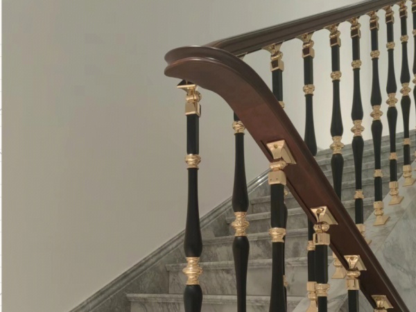 選別墅弧形樓梯廠家？別光聽故事，帶你三步看穿真實力！